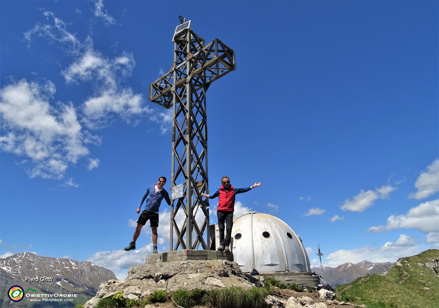 03 Alla croce di vetta e Bivacco Locatelli del Due M-ani (1656 m).JPG